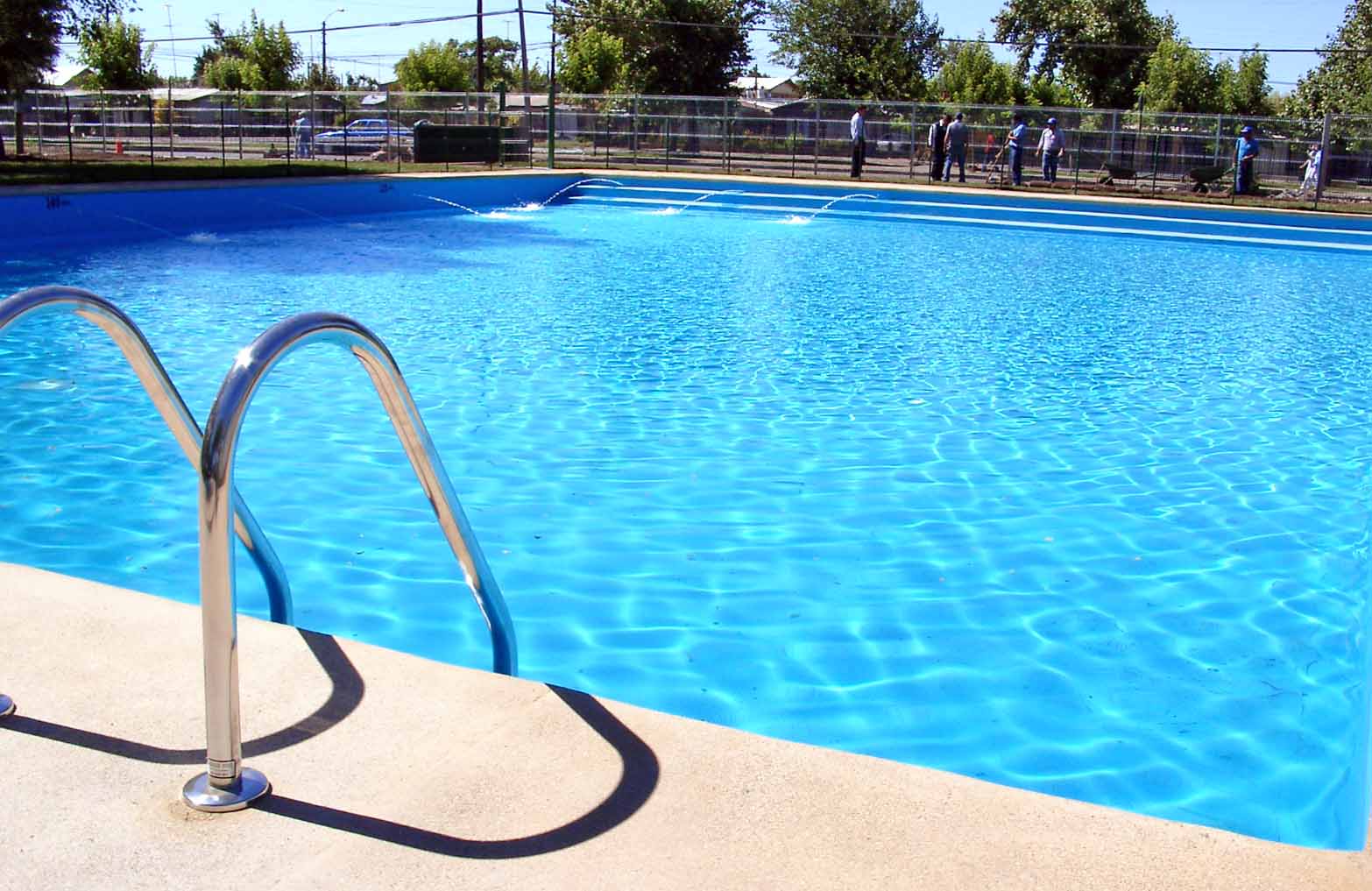 Piscina em dia - Manutenção da água é importante e deve ser cuidadosa Piscina em dia - Manutenção da água é importante e deve ser cuidadosa